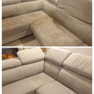 ספה לפני ואחרי ניקוי, הבד נראה נקי יותר בתמונה השנייה.