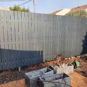 גדר עץ אפורה, עציצים ואדמה בגינה