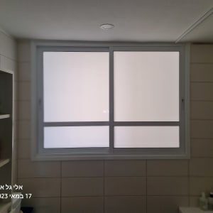 חלון אלומיניום עם זכוכית חלבית בחדר אמבטיה
