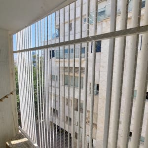 רשת למניעת כניסת יונים במרפסת עם סורגים