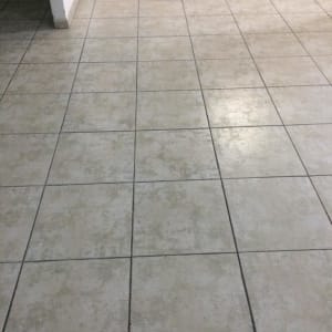 רצפת אריחים מרובעים בצבע בהיר