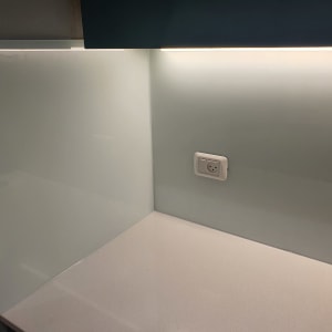 זכוכית מט במטבח עם שקע חשמלי