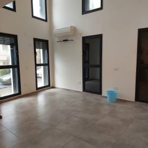 דלי כחול על רצפה בחדר ריק