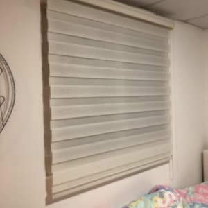 תריס גלילה לבן מותקן על קיר