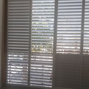 תריסי אלומיניום לבנים בחלון גדול