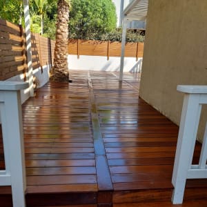 דק עץ בגינה עם פרגולה ולוחות עץ