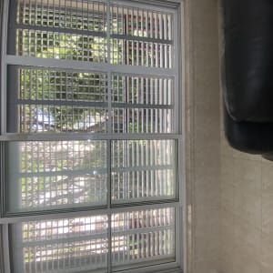 חלון אלומיניום עם תריסים פנימיים