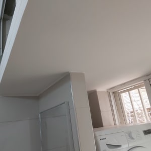 תקרת גבס לבנה עם פינות ישרות וחלקות