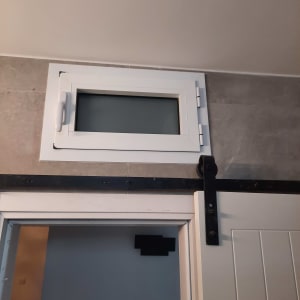 חלון אלומיניום קטן עם ידית לבנה