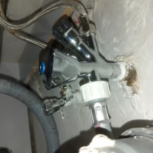 ברז מתכת עם צינורות מתכת וגומי מחוברים