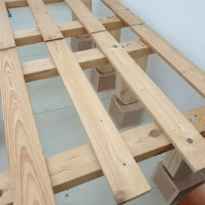 מסגרת עץ עם קורות עץ על בלוקים