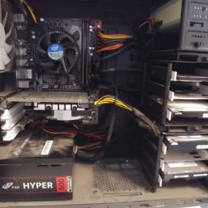 מחשב פתוח עם לוח אם, מאוורר, כוננים קשיחים