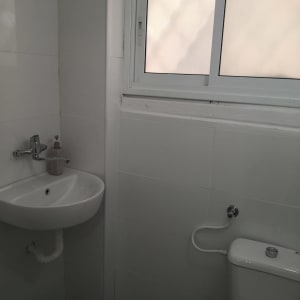 חדר אמבטיה עם כיור, ברז וחלון חדש