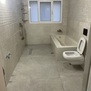 חדר אמבטיה עם מקלחת, אמבטיה ואסלה