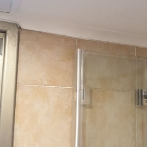 אריחי קרמיקה עם דלת זכוכית במקלחת