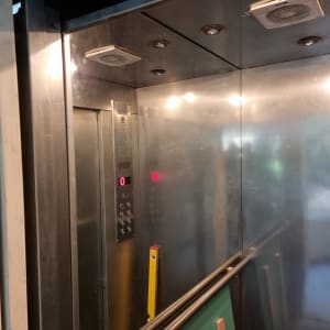 מראה זכוכית במעלית עם השתקפות מטושטשת