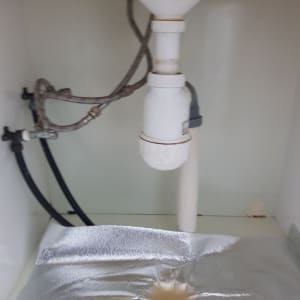 צנרת מתחת לכיור עם נזילה קטנה