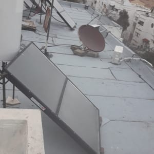 גג אטום עם יריעות ביטומניות ומתקנים סולאריים