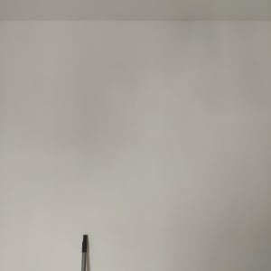 קיר צבוע בלבן עם מקל צביעה