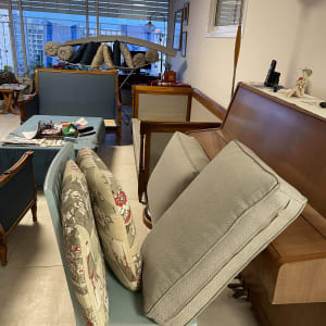 כריות ספה מונחות על כיסא לניקוי