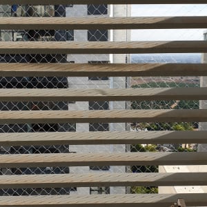 רשת מתכת על חלון למניעת כניסת יונים