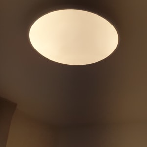 תאורה עגולה מותקנת בתקרה מוארת