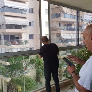 מסגרת אלומיניום לחלון זכוכית במרפסת