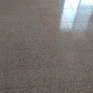 רצפה נקייה ומבריקה עם אריחים בהירים