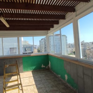 חלונות אלומיניום גדולים במרפסת סגורה
