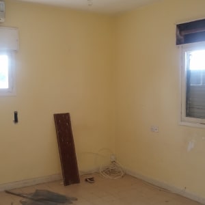 קיר צבוע בצבע צהוב עם קילופים