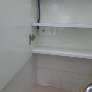 שקע חשמל כפול בתוך ארון עם מדפים