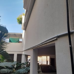 כבלים חשמליים מותקנים על קיר חיצוני של בניין