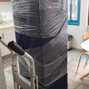 ארון עטוף בניילון עם עגלת משא בחדר