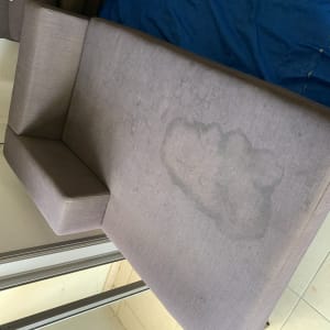 ספה עם כתם גדול על המושב