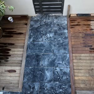 ריצוף חדש עם סימני רגליים, דק עץ רטוב