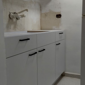 ארונות מטבח לבנים עם ידיות שחורות