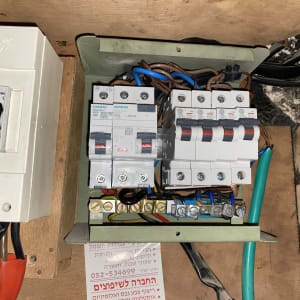 לוח חשמל עם מפסקים וחוטי חשמל צבעוניים