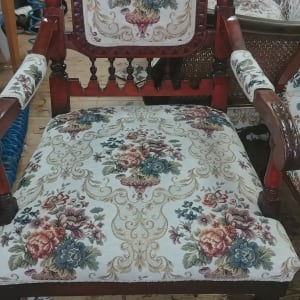 כיסא מרופד בבד פרחוני עם מסגרת עץ מגולפת