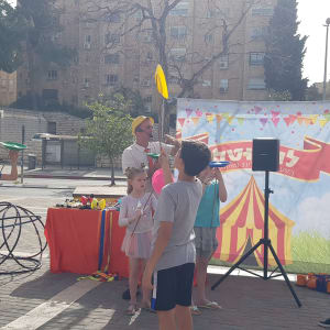 ילדים משחקים עם צלחות מסתובבות במסיבת יום הולדת בחוץ