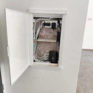 ארון תקשורת פתוח עם כבלים ומכשירים