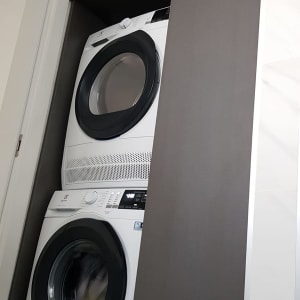 מכונת כביסה ומייבש כביסה בארון מותאם