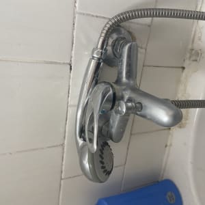 ברז אמבטיה עם צינור מקלחת מתכתי