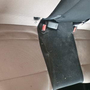 מושב רכב מלוכלך עם כתמים ולכלוך