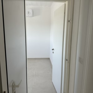 שתי דלתות לבנות פתוחות בחדר פנימי