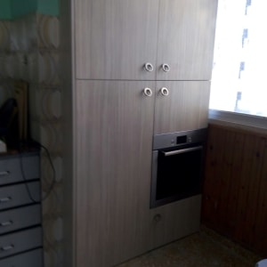 ארון עץ עם ידיות עגולות ותנור מובנה