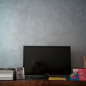 קיר צבוע בגוון אפור עם טקסטורה עדינה