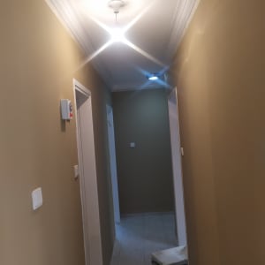 מסדרון צבוע בצבע בז