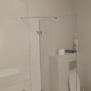 חדר אמבטיה עם מוצרי ניקוי על מדף