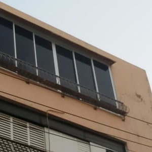 חלונות אלומיניום עם מסגרת במרפסת בניין