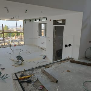 זכוכית מותקנת על קיר לבן באתר בנייה